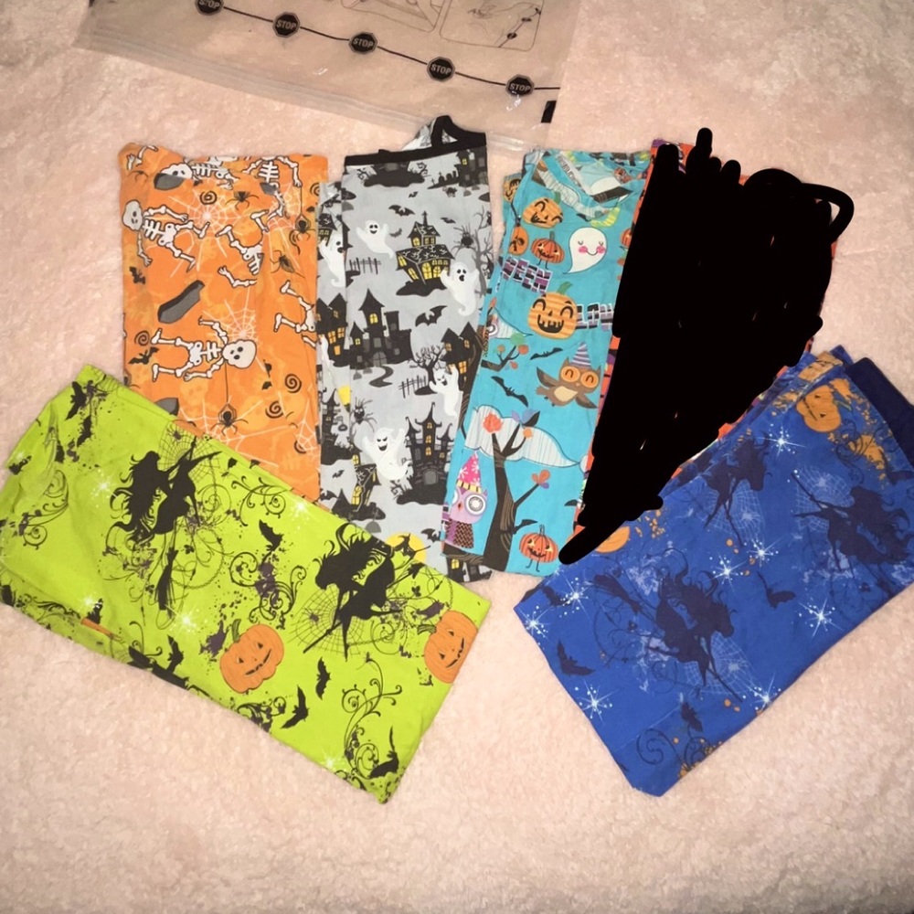 Halloweeen Scrub tops 👻 (5 pieces)